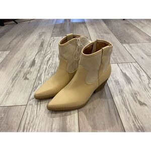 Universal Threads, Ladies, cream cowgirl boots, size 6